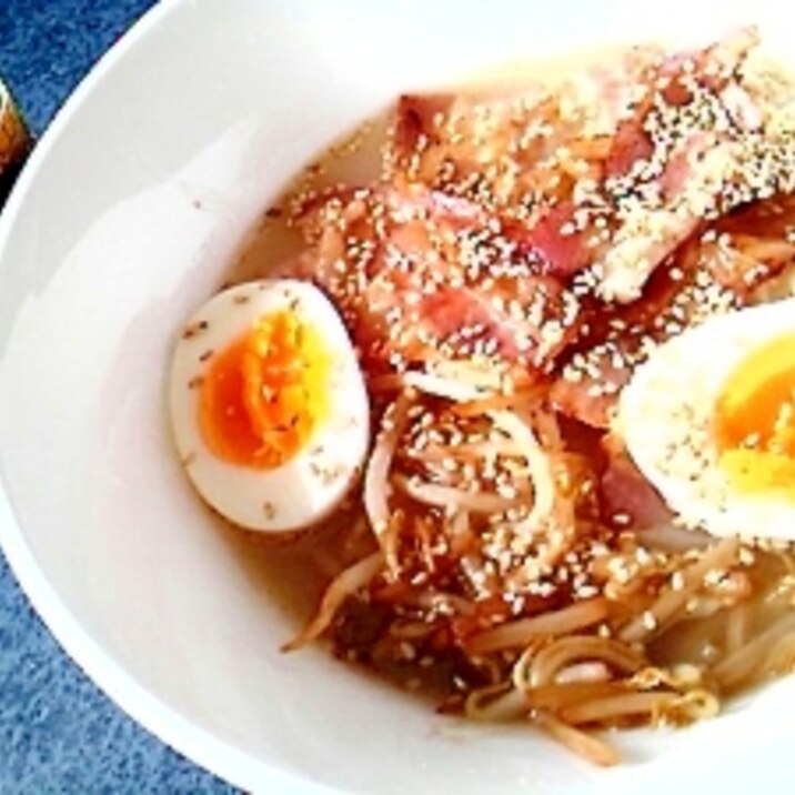 ベーコンともやしでとんこつラーメン